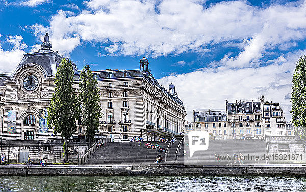 Frankreich  7. Arrondissement von Paris  quai Anatole France  Holztreppe zwischen dem Musee d'Orsay und der Seine
