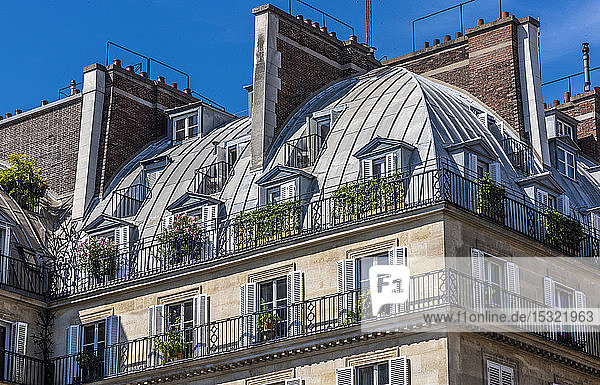 Frankreich  1. Arrondissement von Paris  Rue de Rivoli  Place des Pyramides  Details von Balkonen und Dach