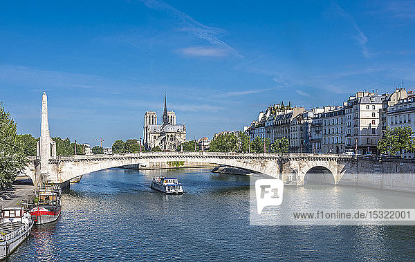 Frankreich  4. Arrondissement von Paris  Pont de la Tournelle über der Seine  Kathedrale von Notre-Dame de Paris und Quai d'Orleans auf der Ile Saint-Louis