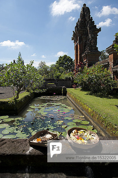 Opfergaben über einem Seerosenteich vor einem Tempel  Mengwi  Bali  Indonesien