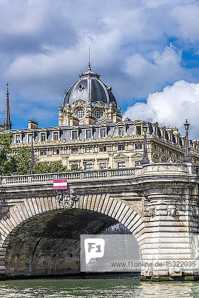 Frankreich  1. Arrondissement von Paris  Bogen der Pont Notre-Dame (19. Jahrhundert) über der Seine