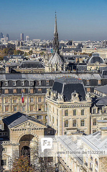 Frankreich  Paris  4. Arrondissement  Ile de la Cite  Blick auf die Prefecture de Police (Polizeipräsidium) und auf die Sainte-Chapelle  von der Kathedrale Notre Dame