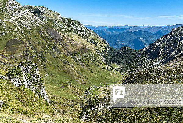 Frankreich  Regionaler Naturpark Pyrenäen Ariegeoises  Wanderweg Bassies-Seen  Tal von Saleix  GR 10