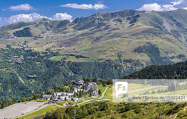 Frankreich  Hautes-Pyrenees Das Dorf Germ und die Skistation Peyragude vom Col de Val Louron-Azet (1580 Meter hoch) und den Hängen des Vallee de Luchon (Haute Garonne) aus gesehen