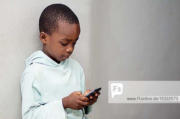 Dieses Kind spielt ein Spiel auf seinem Mobiltelefon.