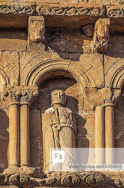 Spanien  Autonome Gemeinschaft Navarra  Provinz Sanguesa  Detailaufnahme der geschnitzten Vorhalle der Kirche Santa Maria la Real (12. Jahrhundert) (Jakobsweg)