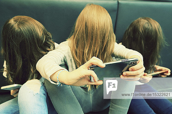 3 Mädchen mit Smartphone
