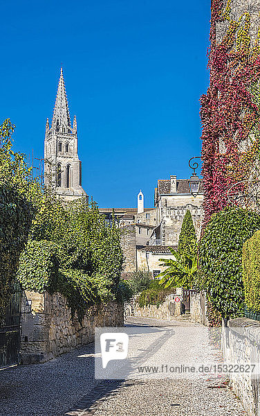 Frankreich  Gironde  Saint Emilion  Glockenturm der monolitischen Kirche von der Straße aus gesehen (11.-13. Jahrhundert  UNESCO-Welterbe)