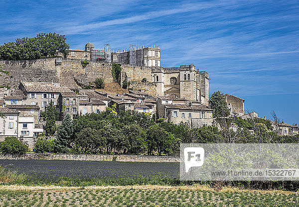 Frankreich  Drome  Grignan  Zitadelle mit dem Chateau Renaissance und der Stiftskirche oberhalb des Dorfes (Plus Beau Village de France - Schönstes Dorf Frankreichs)