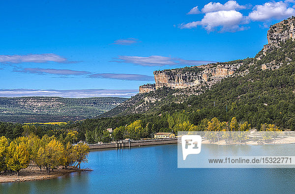 Spanien  Autonome Gemeinschaft Kastilien-La Mancha  Provinz Cuenca  Nationalpark Serrania de Cuenca  Stausee des Toba im Fluss Jucar