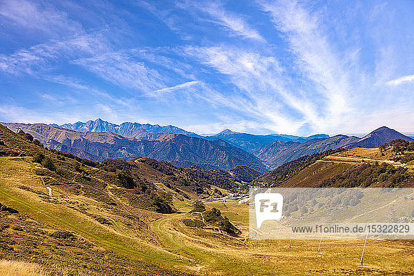 Landschaft  Blick auf die Pisten und Berge rund um das Skigebiet Guzet-Schnee im Sommer. Couserans-Pyrenäen  Ustou-Tal  Ariege  Okzitanien  Frankreich