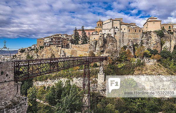 Spanien  Autonome Gemeinschaft Kastilien-La Mancha  Stadt Cuenca  Brücke San Pablo am Hoz de Huecar (UNESCO-Welterbe) (Schönstes Dorf Spaniens)