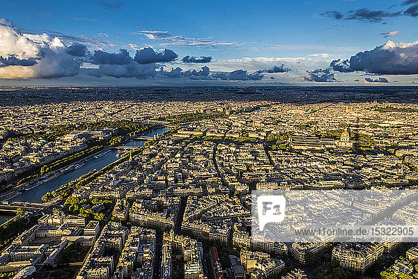 Frankreich  7. Arrondissement von Paris  Blick vom Eiffelturm (Esplanade und Dome des Invalides  Seine)