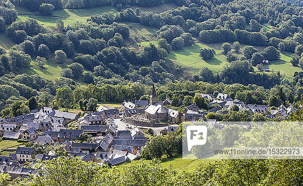 Frankreich  Hautes-Pyrenees  Das Dorf Azet vom Col de Val Louron-Azet aus gesehen