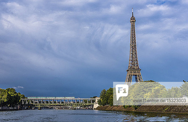 Frankreich  15. Arrondissement von Paris  Eiffelturm  Ã®le aux Cygnes und Pont de Bir-Hakeim über die Seine
