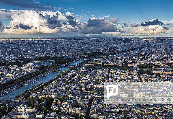 Frankreich  7. Arrondissement von Paris  Blick vom Eiffelturm nach Nordosten (Esplanade des Invalides  Seine  Amerikanische Kirche in Paris)
