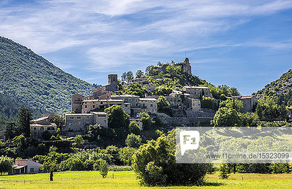 Frankreich  Vaucluse  das auf einem Hügel gelegene Dorf Brantes  das von den Überresten seiner mittelalterlichen Burg überragt wird