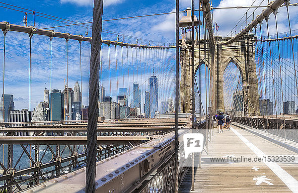 USA  New York  Manhattan  the Brooklyn Bridge (1883) and the Lower Manhattan Towers
