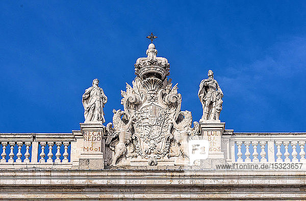 Spanien  Madrid  Fassade des Königspalastes (1738) vor der Plaza de Oriente  gemeißeltes Wappen