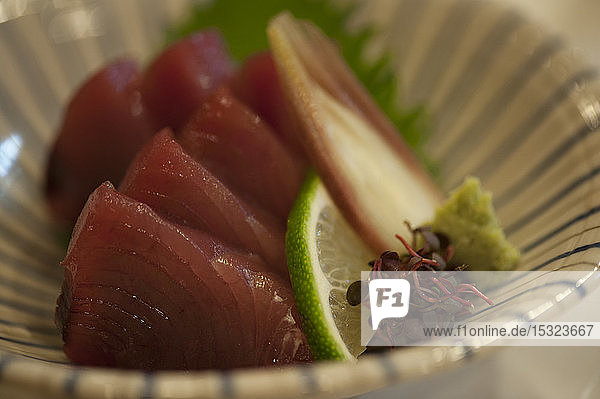 In Scheiben geschnittener roter Thunfisch nach Sashimi-Art in einer Schale  Ise shi  Japan