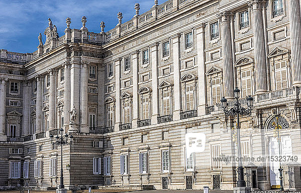 Spanien  Madrid  Fassade des Königspalastes (1738) vor der Plaza de Oriente