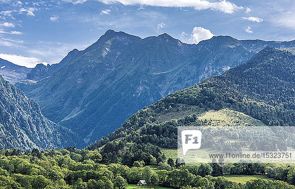 Frankreich  Hautes-Pyrenees  Blick vom Dorf Azet (1580 Meter hoch) auf dem Gipfel der französisch-spanischen Grenze