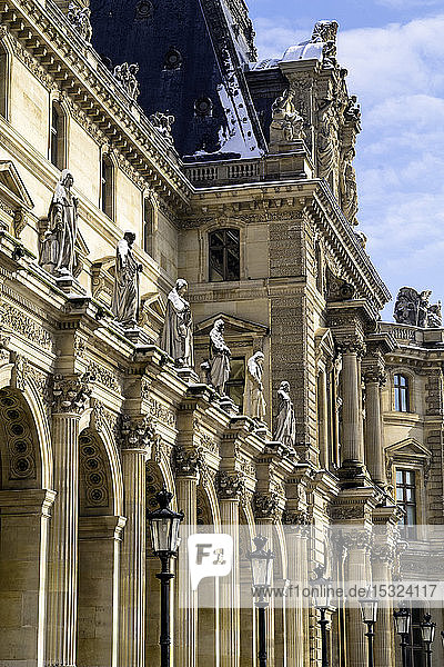 Europa  Frankreich  Ile de France  Paris  Der Louvre  Fassade mit mehreren Skulpturen verziert
