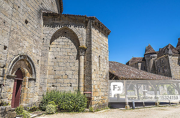 Frankreich  Dordogne  Perigord Vert  Saint-Jean-de-Cole (Plus Beau Village de France - Schönstes Dorf Frankreichs)  Apsis der Kirche Saint-Jean Baptiste (11. Jahrhundert)  alte Markthalle und Chateau de la Marthonie (16. - 17. Jahrhundert)