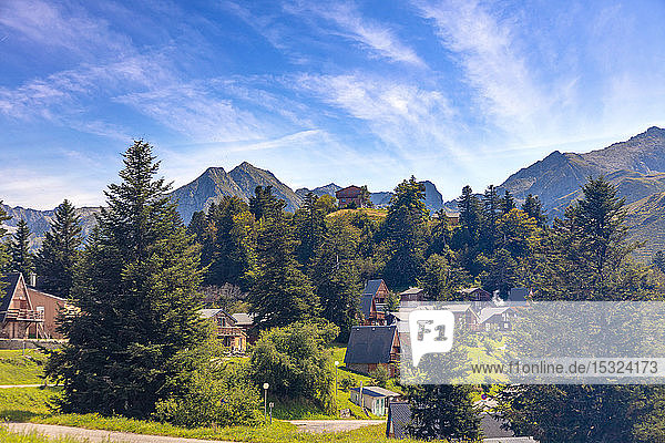 Blick auf Chalets im Skigebiet Guzet - Schnee im Sommer. Couserans-Pyrenäen  Ustou-Tal  Ariege  Okzitanien  Frankreich.