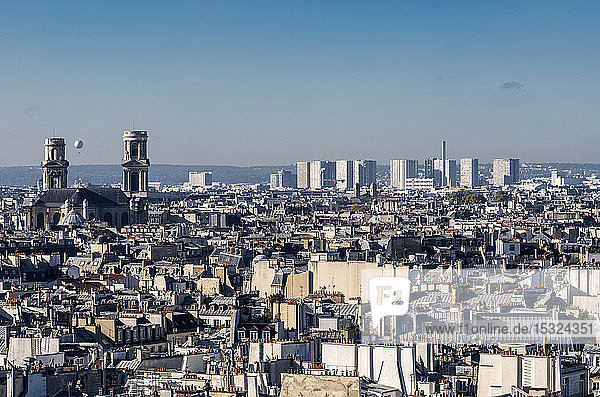 Frankreich  Paris 6. und 15. Arrondissement  vom Turm der Kathedrale Notre-Dame aus gesehen  Blick auf die Türme der Kirche Saint-Sulpice und einen Ballon  und Gebäude des 15. Arrondissements
