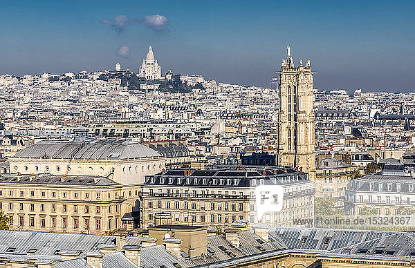 Frankreich  Paris  4. Arrondissement  Blick auf den Tour Saint-Jacques und das Sacre-Coeur de Montmartre (Heiliges Herz von Paris) von den Türmen der Kathedrale Notre-Dame