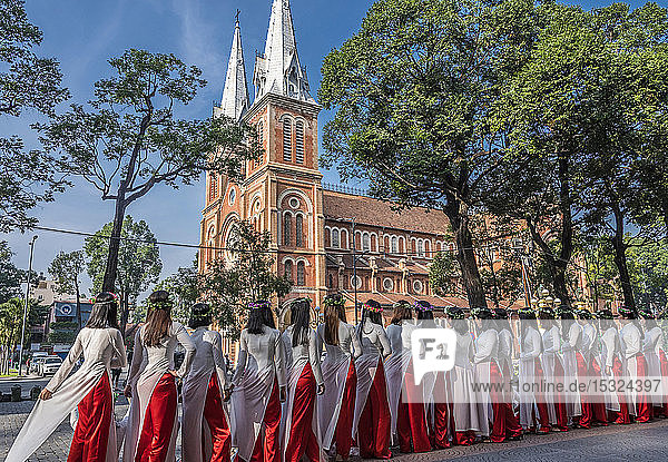Vietnam  Ho-Chi-Minh-Stadt (Saigon)  katholische Kathedrale Notre-Dame (19. Jahrhundert)  junge Mädchen feiern ihren Schulabschluss