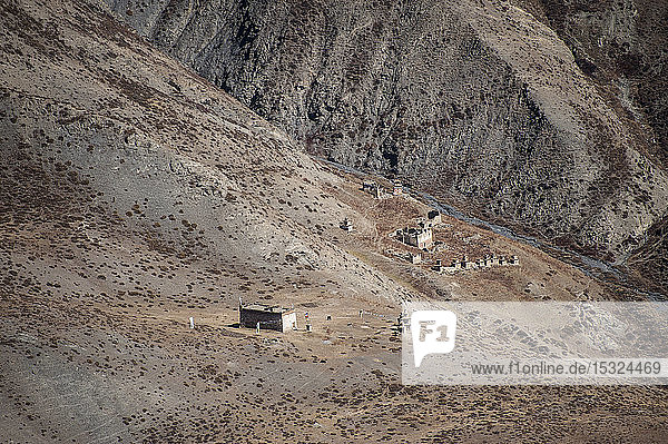 Gompa und ChÃ¶rten an den Berg geklebt  Dolpo  Nepal