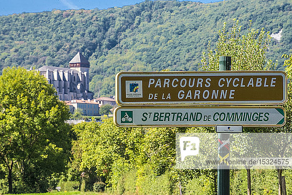 Frankreich  Piemont der Pyrenäen  Haute Garonne  Radweg der Garonne in Saint Bertrand de Comminges (Schönstes Dorf Frankreichs) (Jakobsweg) (UNESCO-Welterbe)