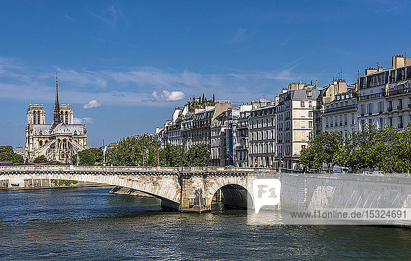 Frankreich  4. Arrondissement von Paris  Ile Saint Louis an der Seine  Pont de la Tournelle und Kathedrale Notre-Dame de Paris