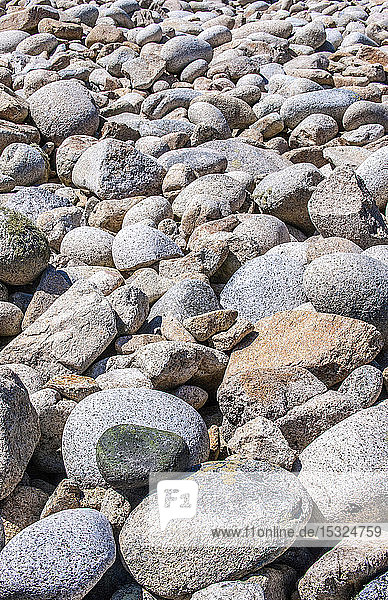 Frankreich  Bretagne  Ile d'Ouessant  felsige Küste  schwarzer Stein (aus Island) und Felsen von einem fossilen Strand (der auf eine Veränderung des Meeresspiegels während des Quartärs hinweist)