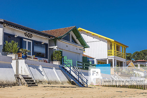 Frankreich  Gironde  Bucht von Arcachon  Cap-Ferret  Dorf L'Herbe  Häuser am Strand und Hochwasserschutzwände.