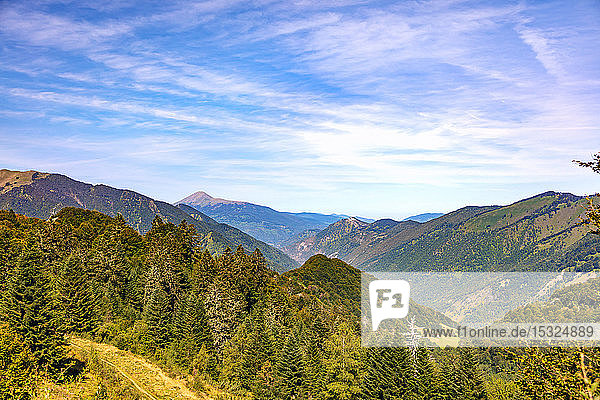 Landschaft  Blick auf die Pisten und Berge rund um das Skigebiet Guzet - Schnee im Sommer. Couserans-Pyrenäen  Ustou-Tal  Ariege  Okzitanien  Frankreich