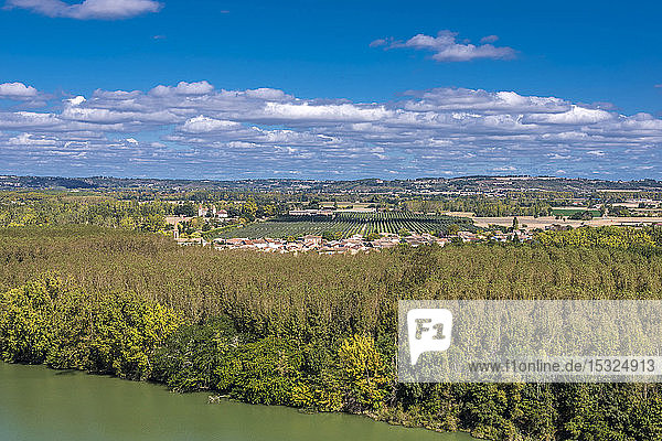 Frankreich  Tarn-et-Garonne  Auvillar  Blick auf die Garonne und das Dorf Espalais (schönstes Dorf Frankreichs) (Jakobsweg)