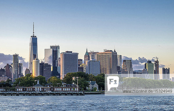 USA  New York  Manhattan  Blick auf die Skyline von der Upper Bay