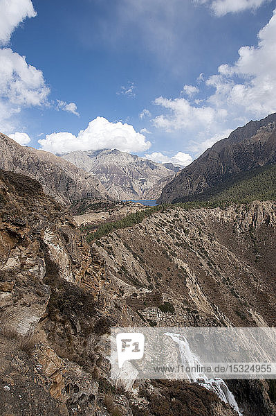 Kulisse des Phoksundo-Sees  umgeben von Himalaya-Bergen  Dolpo  Nepal