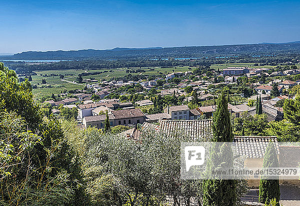 France  Provence  Vaucluse  ChÃ¢teauneuf-du-Pape village and vines