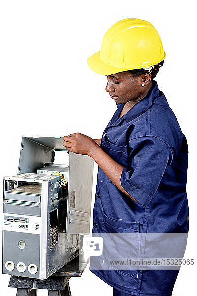 Junge weibliche Computerwartungsmitarbeiterin überprüft den Status einer Computer-CPU.