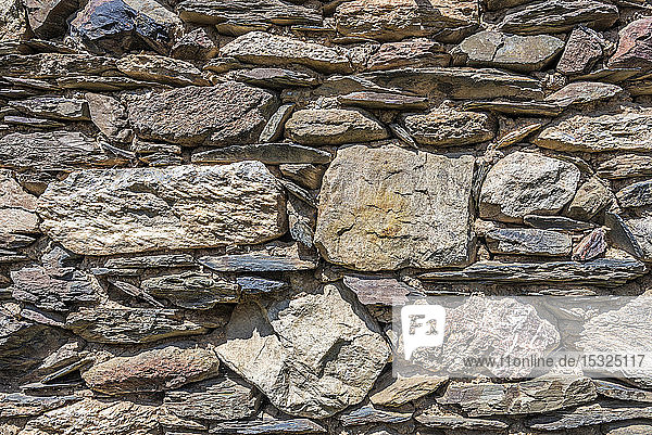 Frankreich  Hautes Pyrenees  Vallee du Louron  Detailaufnahme einer Steinmauer eines Hauses im Dorf Mont