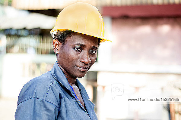 Porträt einer jungen Arbeitnehmerin an ihrem Arbeitsplatz.