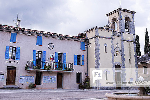 Frankreich  Provence-Alpes-Cote-d'Azur  Var  Fontaine  Rathaus und Kirche des Dorfes Thoronet