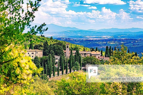 Blick auf das malerische Dorf Fonterutoli  umgeben von Weinbergen  Olivenhainen und Zypressen  Provinz Siena  Toskana  Italien