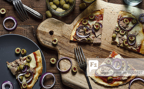 Pizza mit Thunfisch  roten Zwiebeln  grünen Oliven und Mozzarella