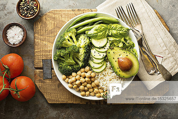 Vegane Lunch-Bowl mit Reis  Kichererbsen und grünem Gemüse