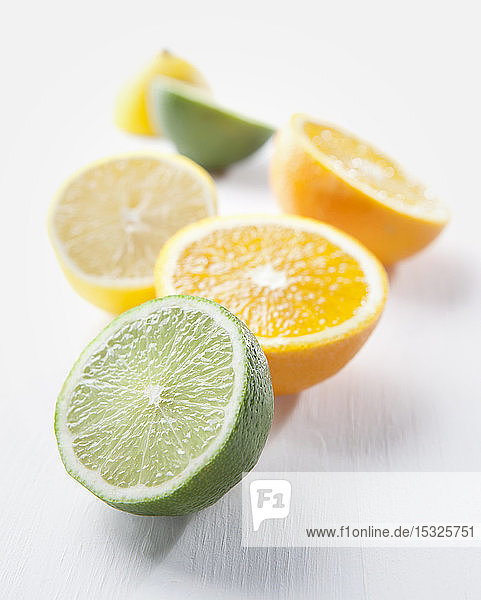 Limetten-  Orangen- und Zitronenhälften